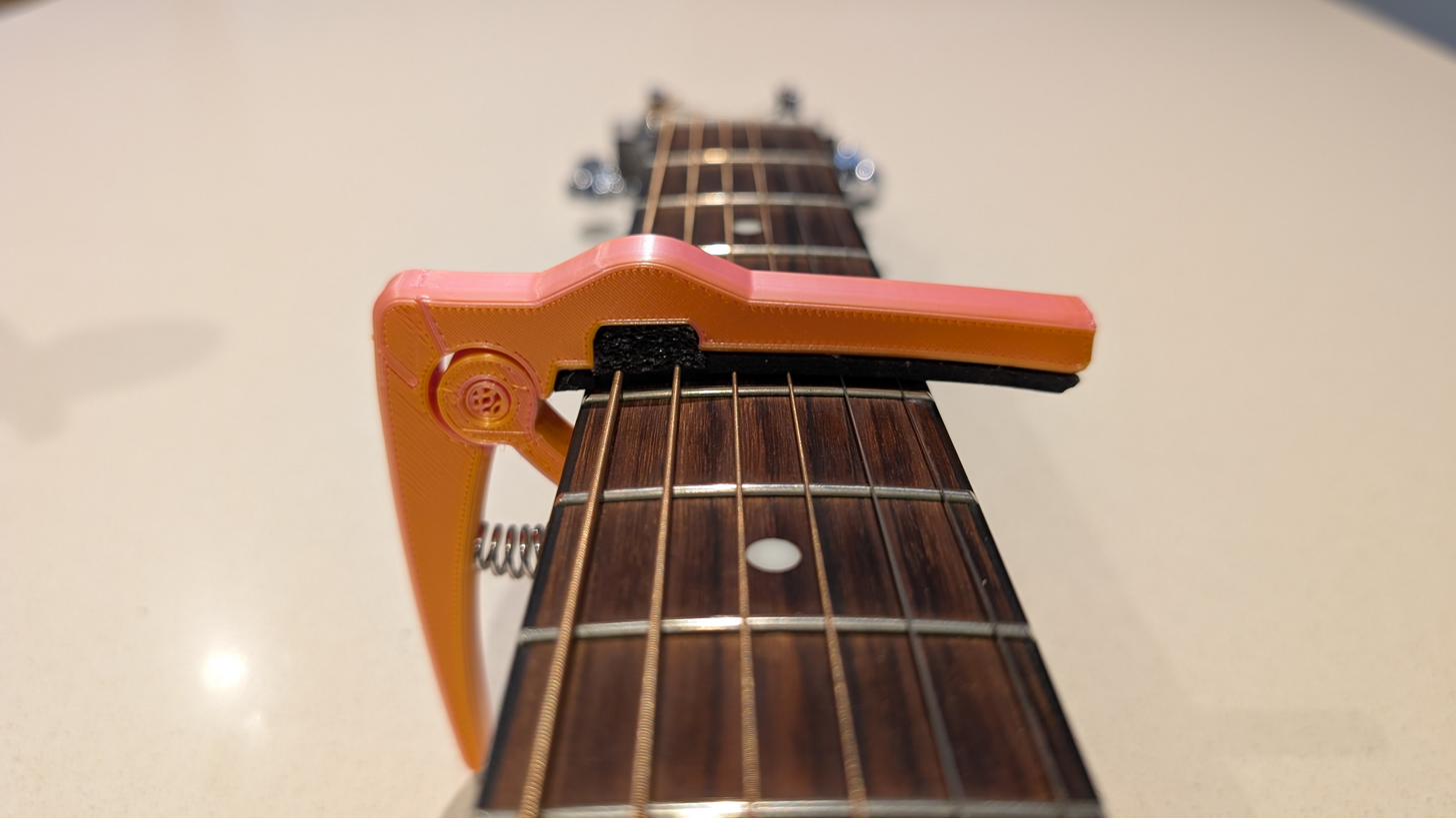 Side view of the capo in ukulele mode